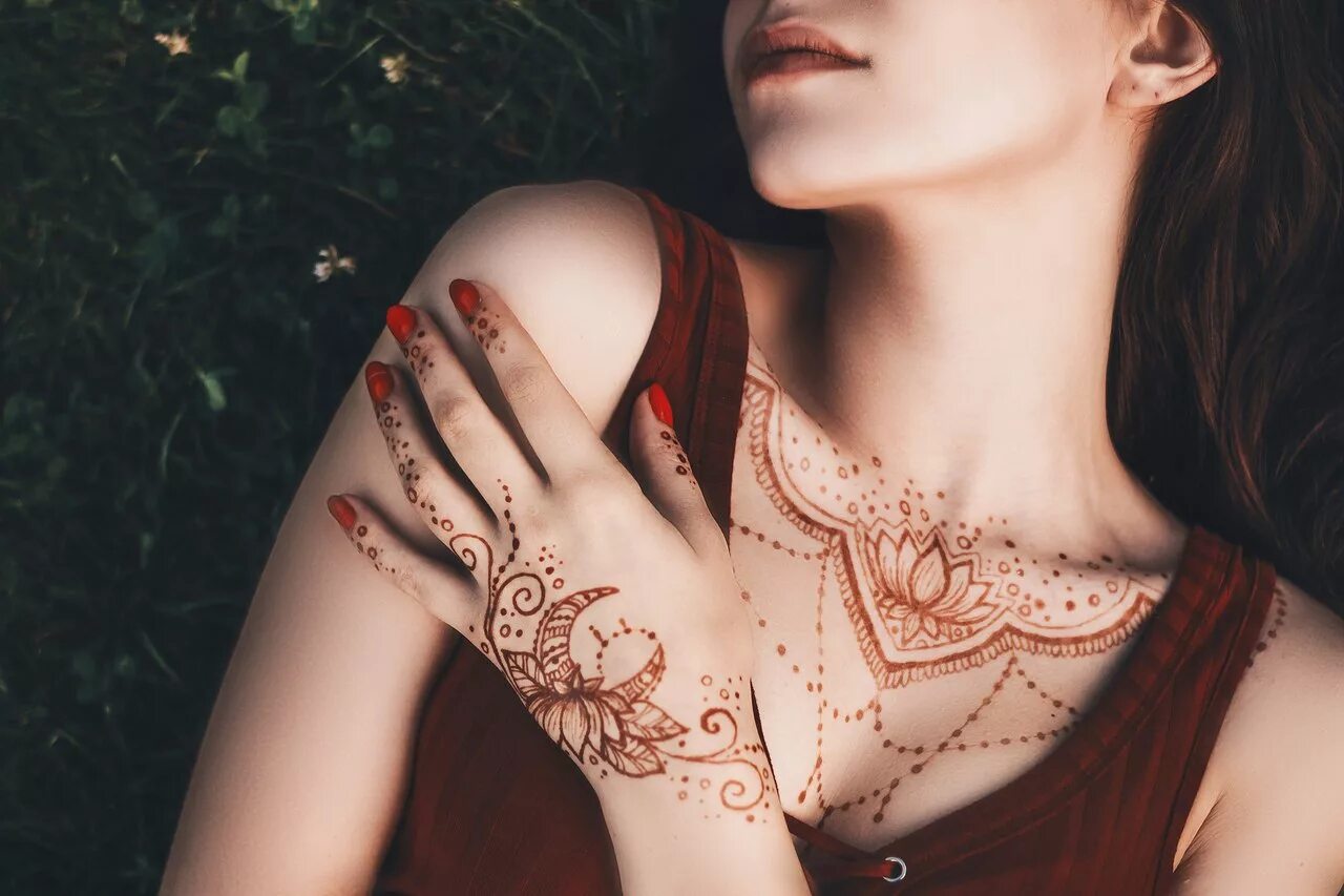 мехенди девушки. девушка с мехенди. хна для рисования на теле. мехенди девушки. менди мехенди.