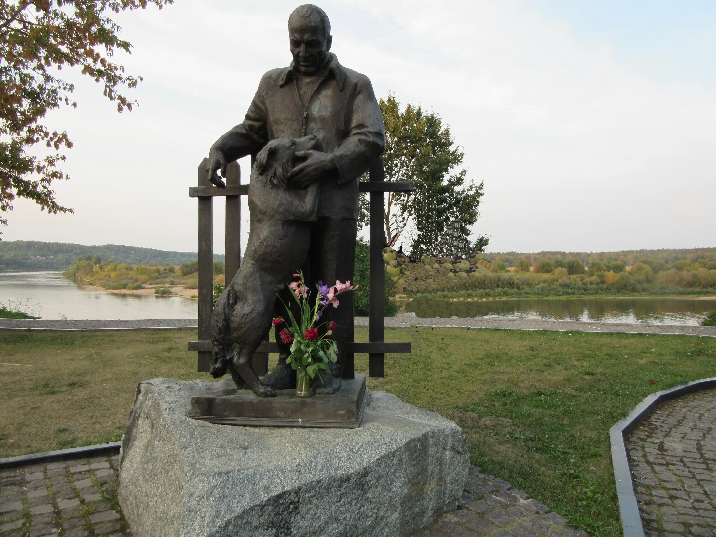 Памятник Паустовскому в Тарусе. Памятник к.г Паустовскому Таруса. К Г Паустовский памятник.