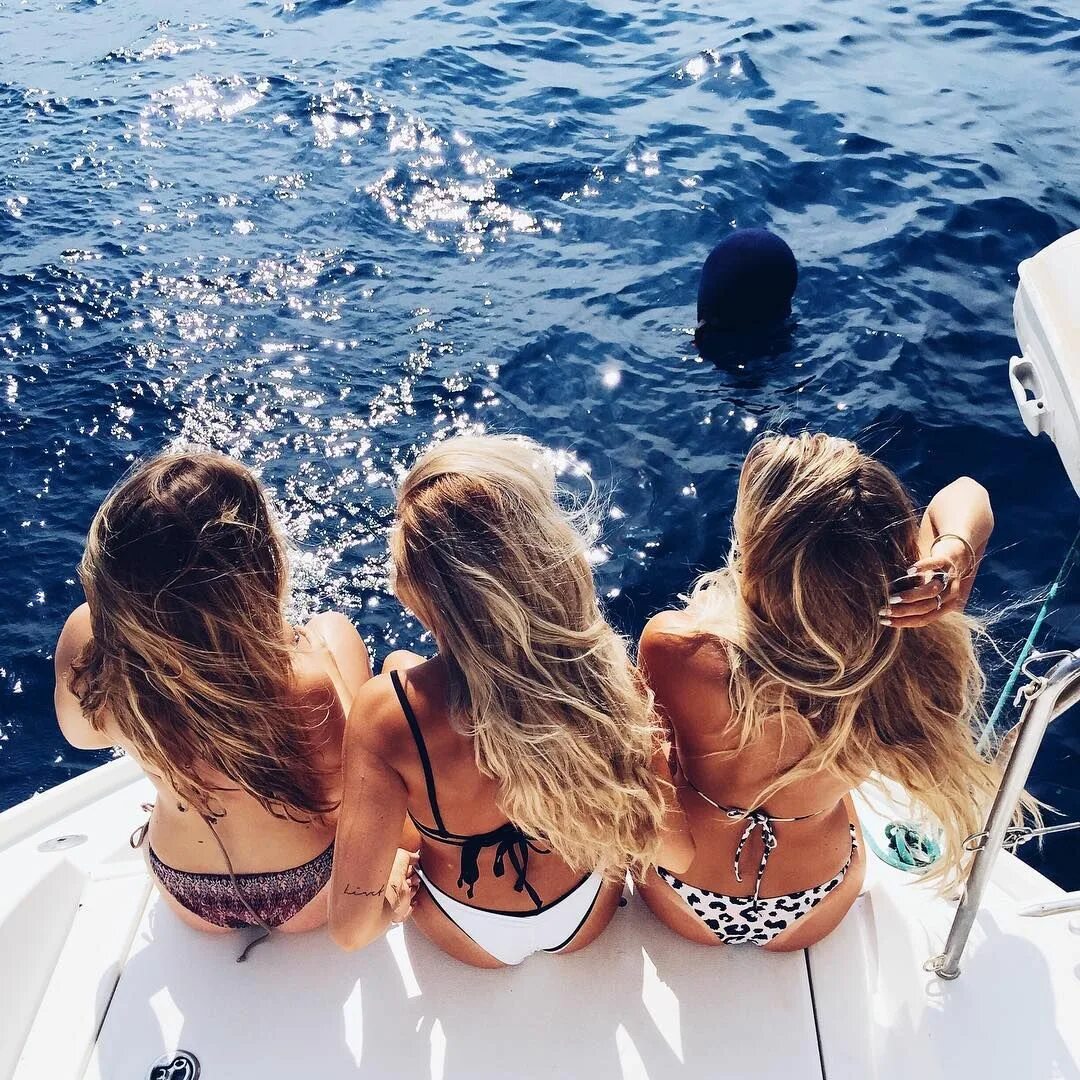 Рядом стоят 3 девушки. Подружки на море. Подруги на море. Подруги на яхте. Подружки на пляже.