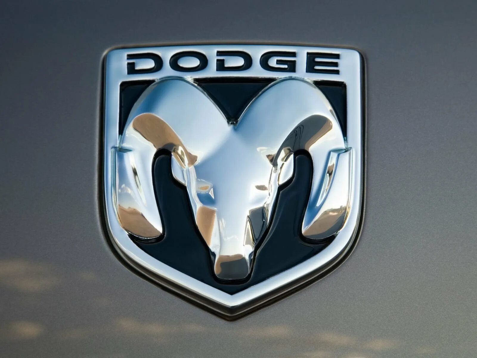 Dodge ram 1500. Dodge ram решетка. Dodge ram знак. Додж знак машины. Додж ram 1500 2012.