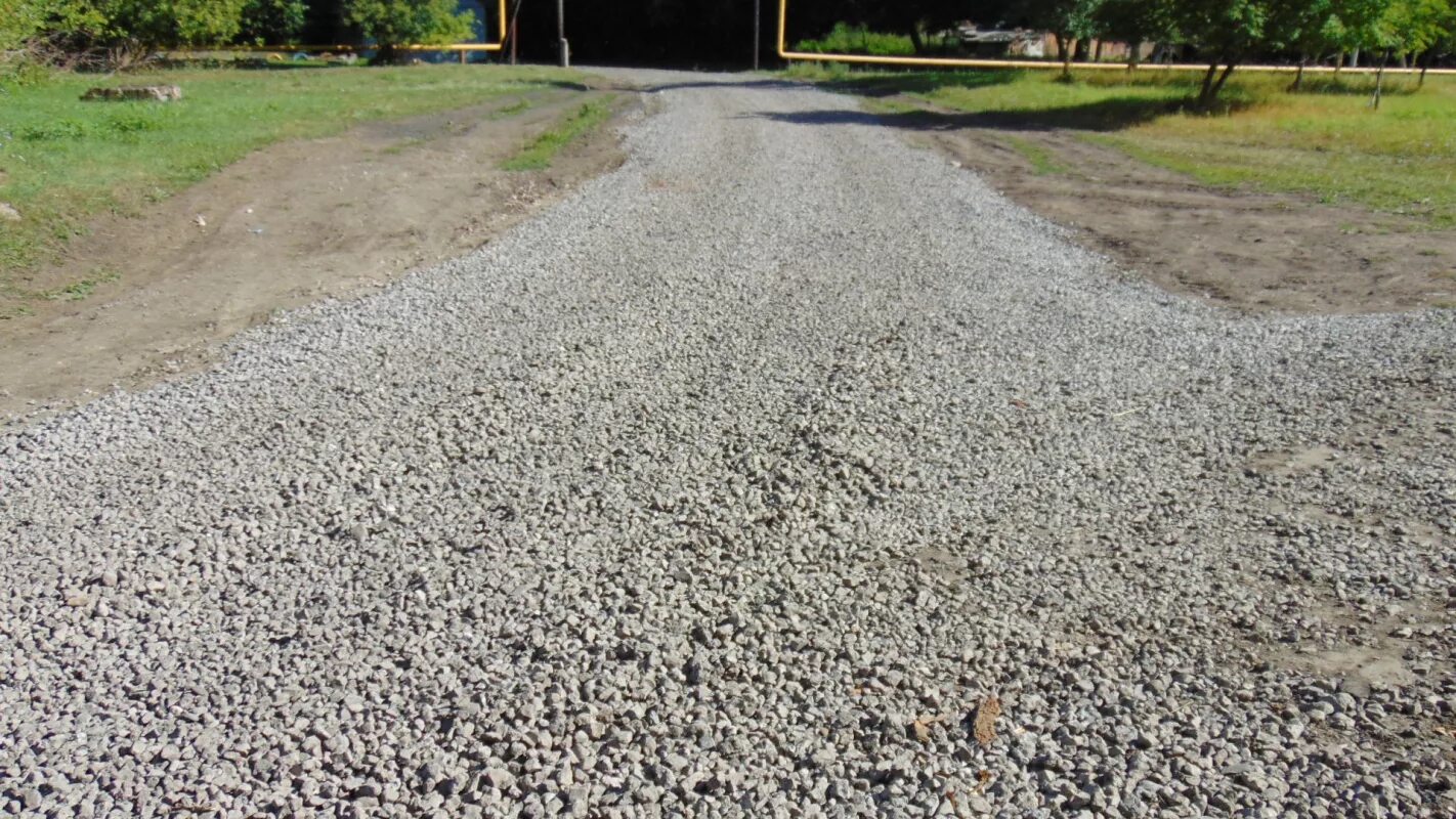 Насыпь щебня. Расклинцовка щебеночного основания. Щебеночный карьер в дегтярске. Берегоукрепление матрацами рено. Уральский щебень карьер.