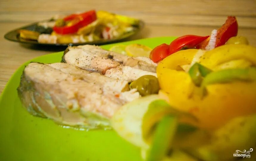 Белый амур рецепты приготовления в духовке. Амур запеченный в духовке с овощами. Амур рыба в духовке. Белый Амур в духовке с овощами. Белый Амур блюда