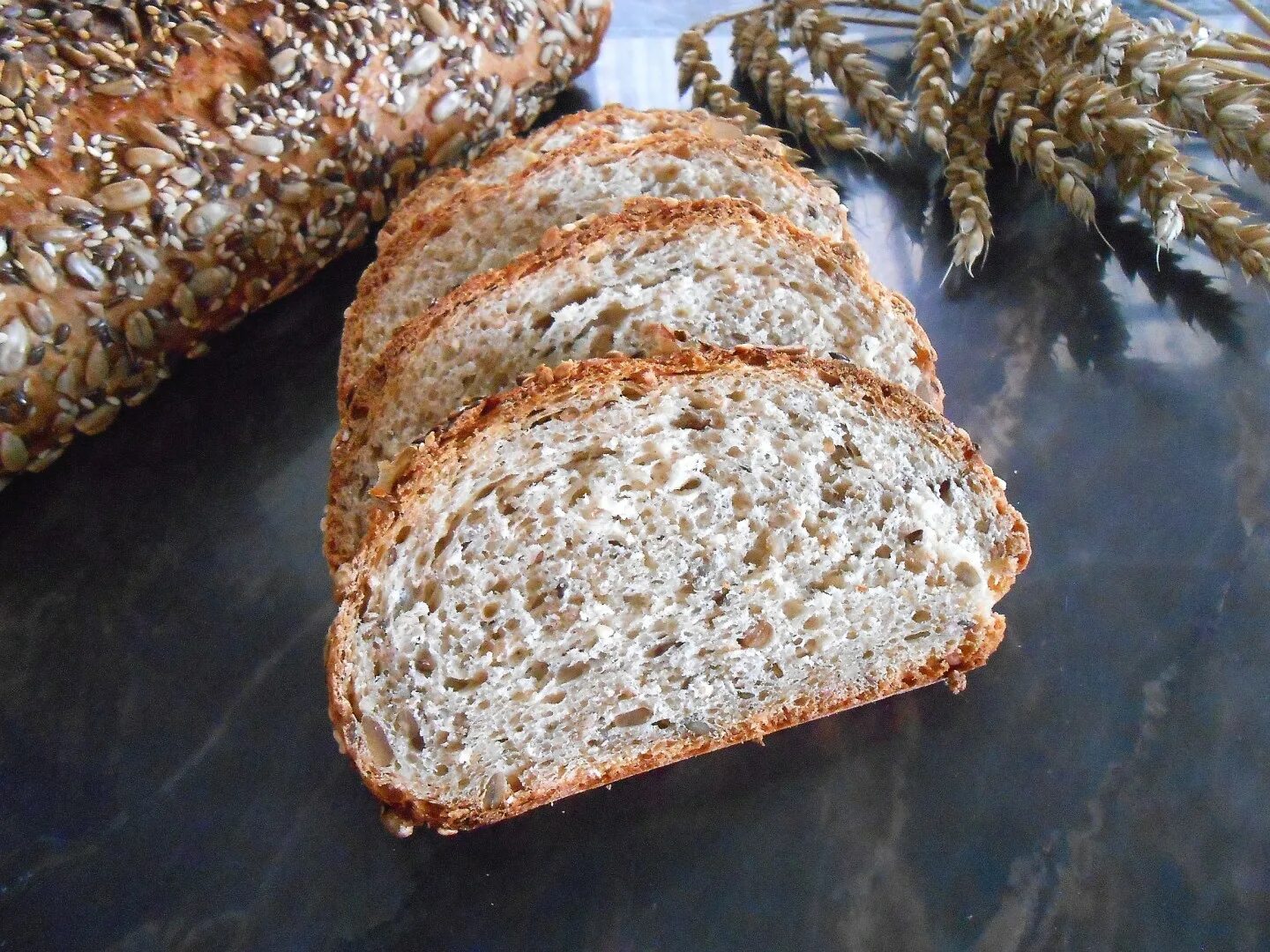 Хлеб с семечками. Хлеб с семечками подсолнуха. Вкусный хлеб в духовке с тыквенными семечками. Хлеб обогощенный с семенами подсолнечника. Хлеб с семенами рецепт