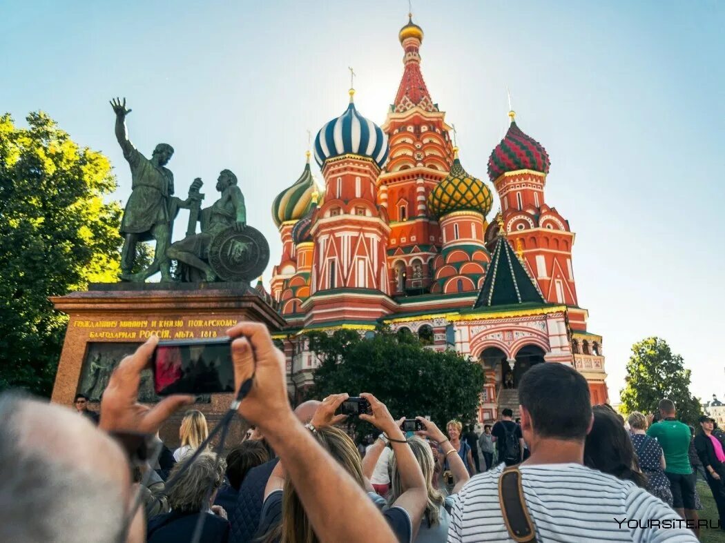 Туры в российские города. Туристы в Москве. Культурно-познавательный туризм. Историко-культурный туризм. Познавательный туризм в России.