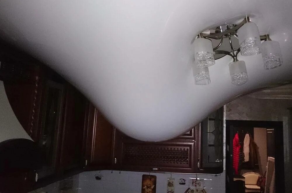 Затопили натяжной потолок. Навесные потолки вода. Навесные потолки вода. Подвесной потолок после затопления. Подвесной потолок протечка.