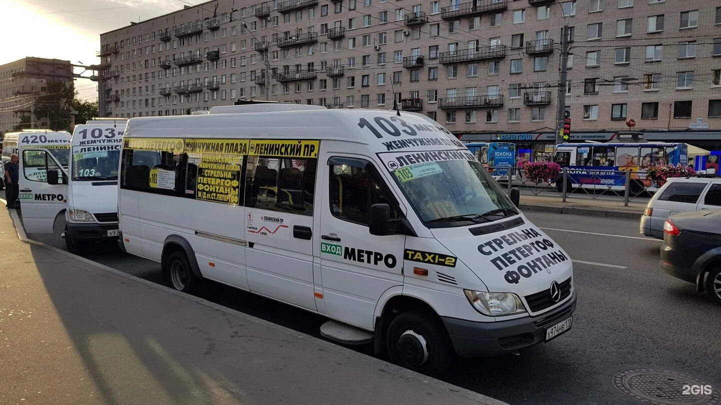 Маршрутное такси спб. Автовокзал 2 спб. Александр невский автобус санкт-петербург. Метро автово автобус в петергоф. Петербург едет автобус.