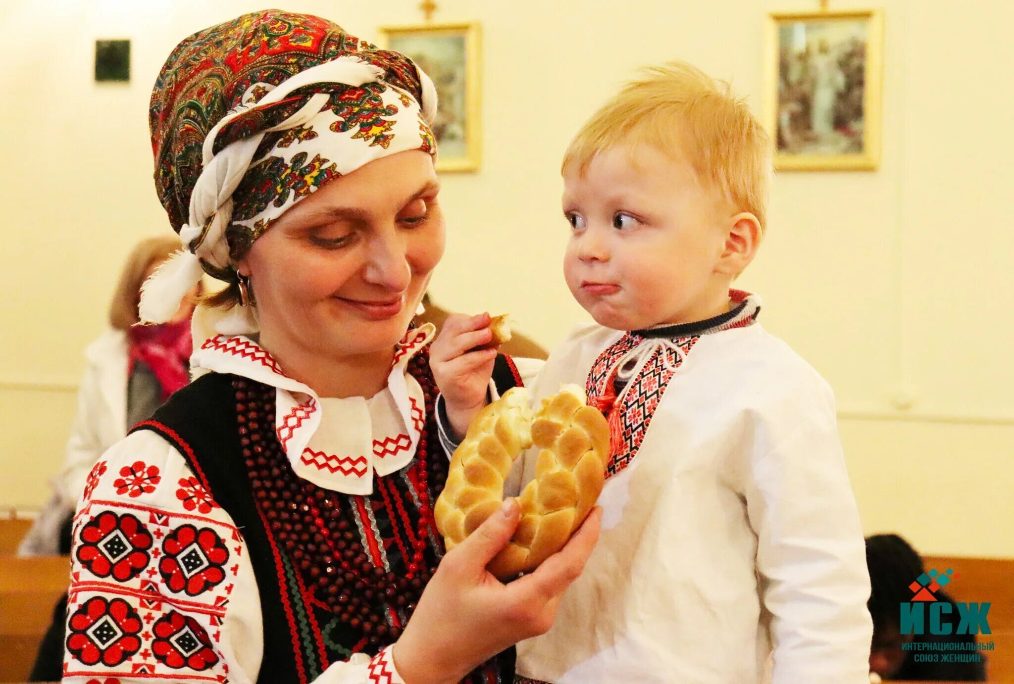 Мама и дети в национальных костюмах фотоконкурс. Конкурс мама и дети в национальных костюмах 2023. 5 Международный фотоконкурс мама и дети в национальных костюмах. Конкурс фото мамы и детей в национальных костюмах.