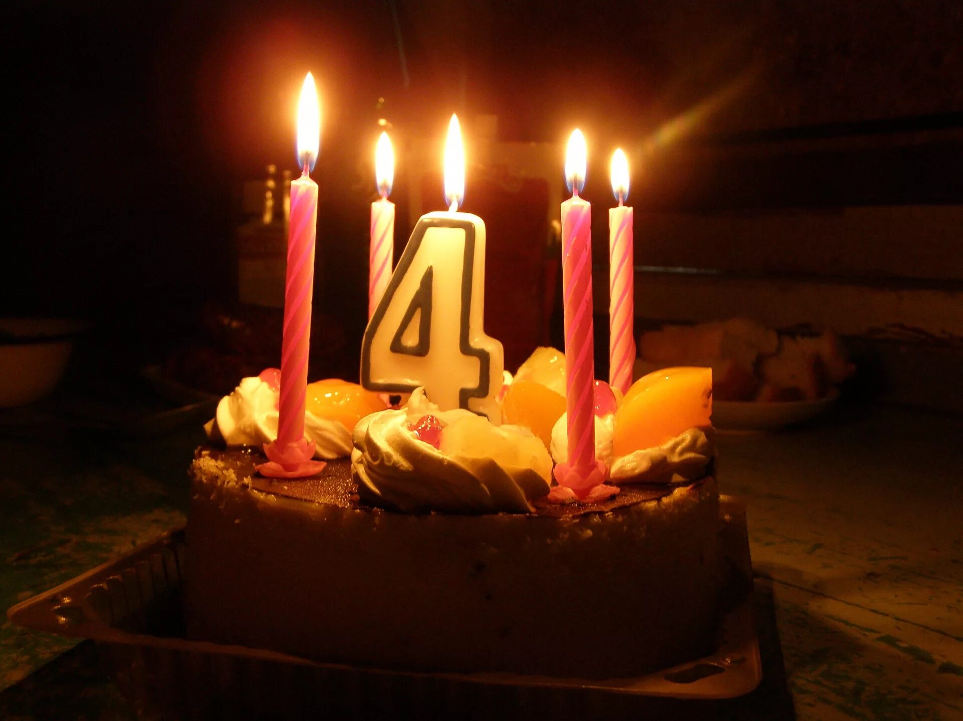 День рождения 4 января. Тортик со свечками. Тортик со свечами. Свечи для торта. Свеча в торт "с днем рождения".