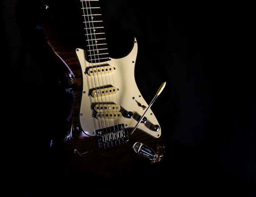 Гитара Stratocaster Эстетика. Электрогитара Whammy Guitar черная. Stratocaster Floyd Rose. David Gilmour Stratocaster. Электрогитара фон