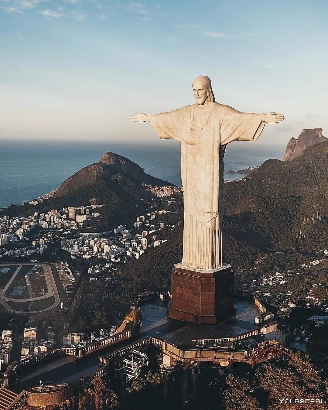 Статуя искупителя. Статуя Христа-Искупителя Бразилия. Христос Искупитель Рио де Жанейро. Статуя в Рио-де-Жанейро. Статуя Иисуса Христа в Бразилии.