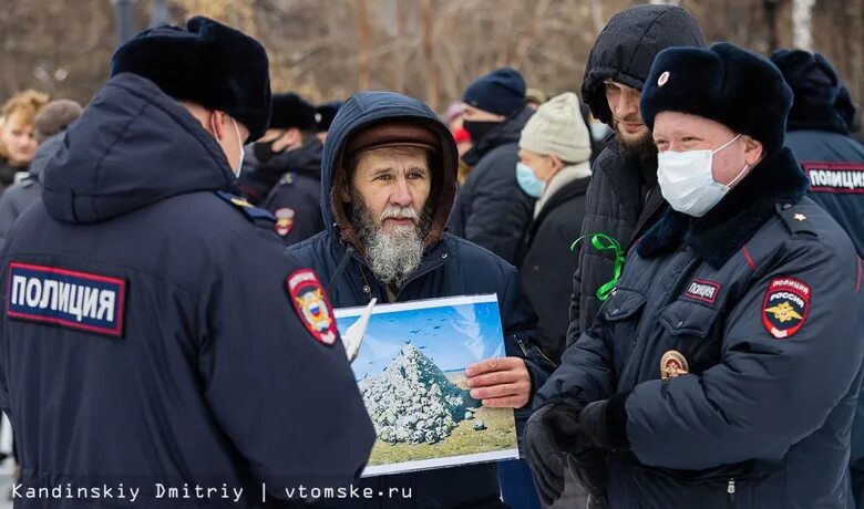 Человек с плакатом на митинге. Протесты в Томске.