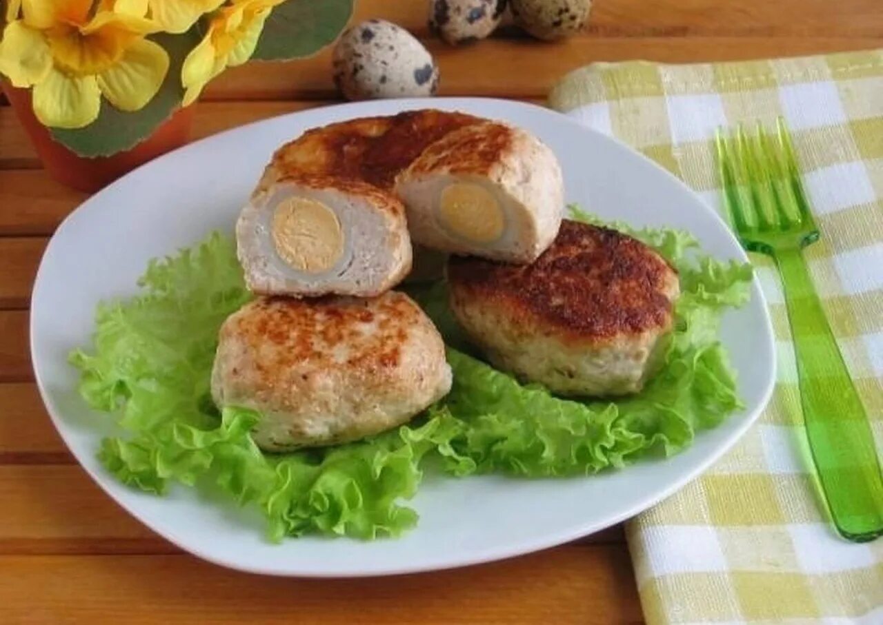 Детские куриные котлетки. Детские котлеты. котлета с яйцом. детские куриные котлеты. котлетки с перепелиным яйцом.