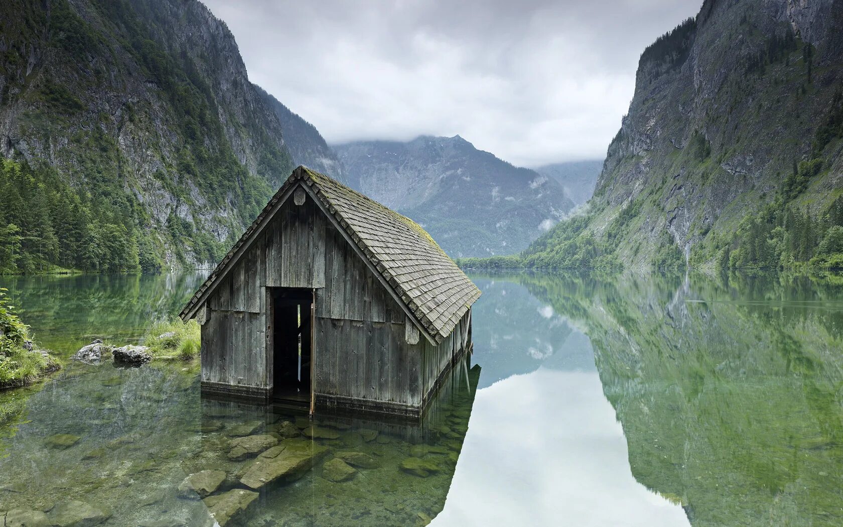 Именно в том месте. Рыбацкая Хижина на озере в Германии. Дом в горах. Домик в горах. Одинокий домик.
