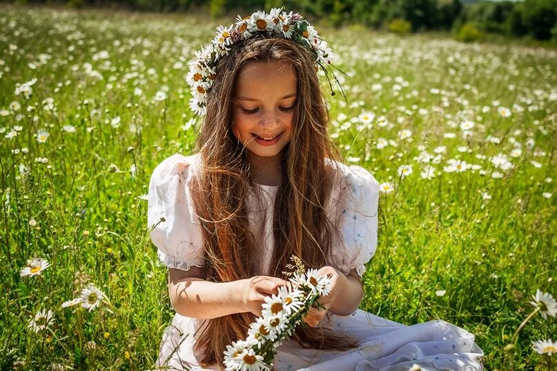 Девочка с букетом ромашек. Блондинка с ромашками. Венок из ромашек. Косички колечки а в руках ромашка девочка. Девушка плетет венок из ромашек.