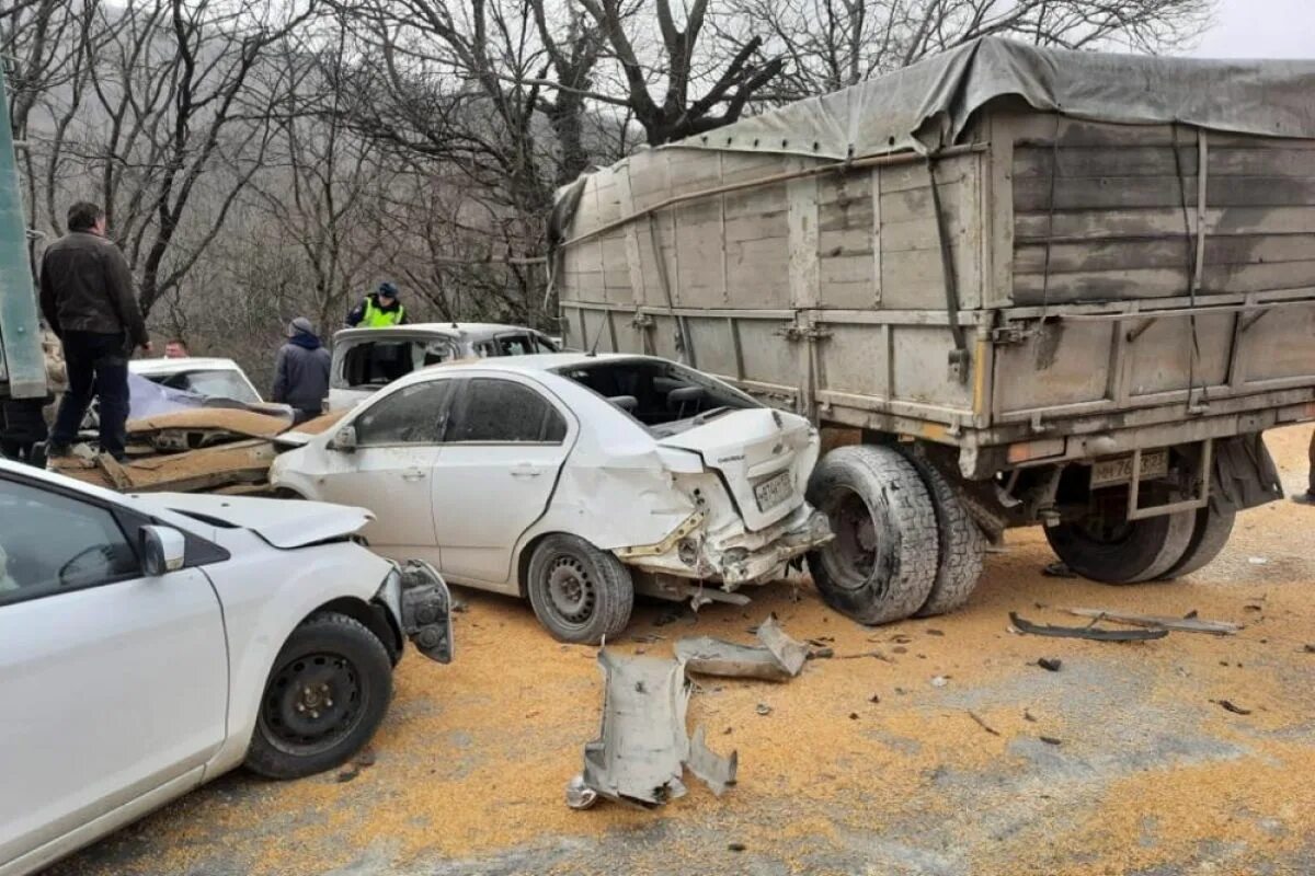 Что происходит в новороссийске последние новости. Авария волчьи ворота новороссийск. авария в новороссийске 10.03.2025. авария под новороссийском камаз.