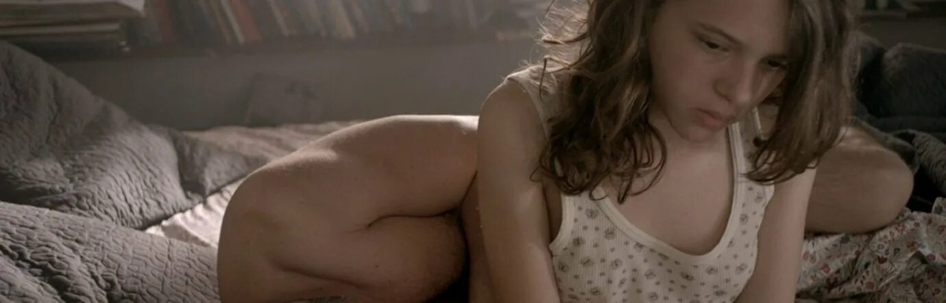 Девочка спит с раздвинутыми ногами. Отец переспал с дочерью. Отчим юную падчерицу. Отец дочь русское. Спалил отец.