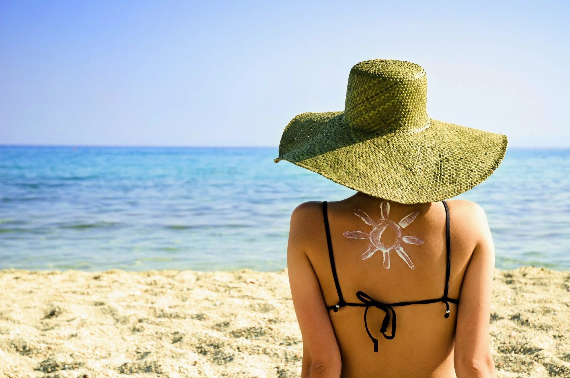Девушка в шляпе на море. Девушка в шляпе на пляже. Солнце море пляж девушка в шляпе. Солнце пляж девушка. Продляем лето