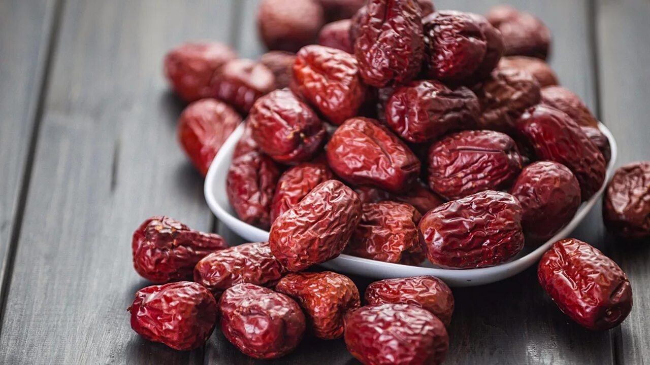 Red dates. Финики сорт "Джигда". Jujubes. Датил.