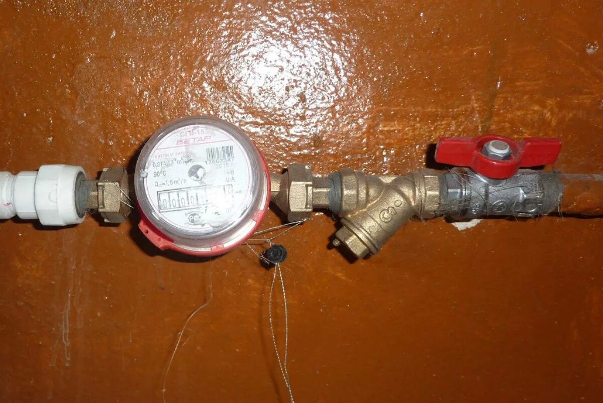 Опломбировка гвс. Опломбировка счетчика холодной воды. Опломбировка счетчиков воды. Как выглядит пломбирование счётчика воды. Как правильно опломбировать счетчик воды.