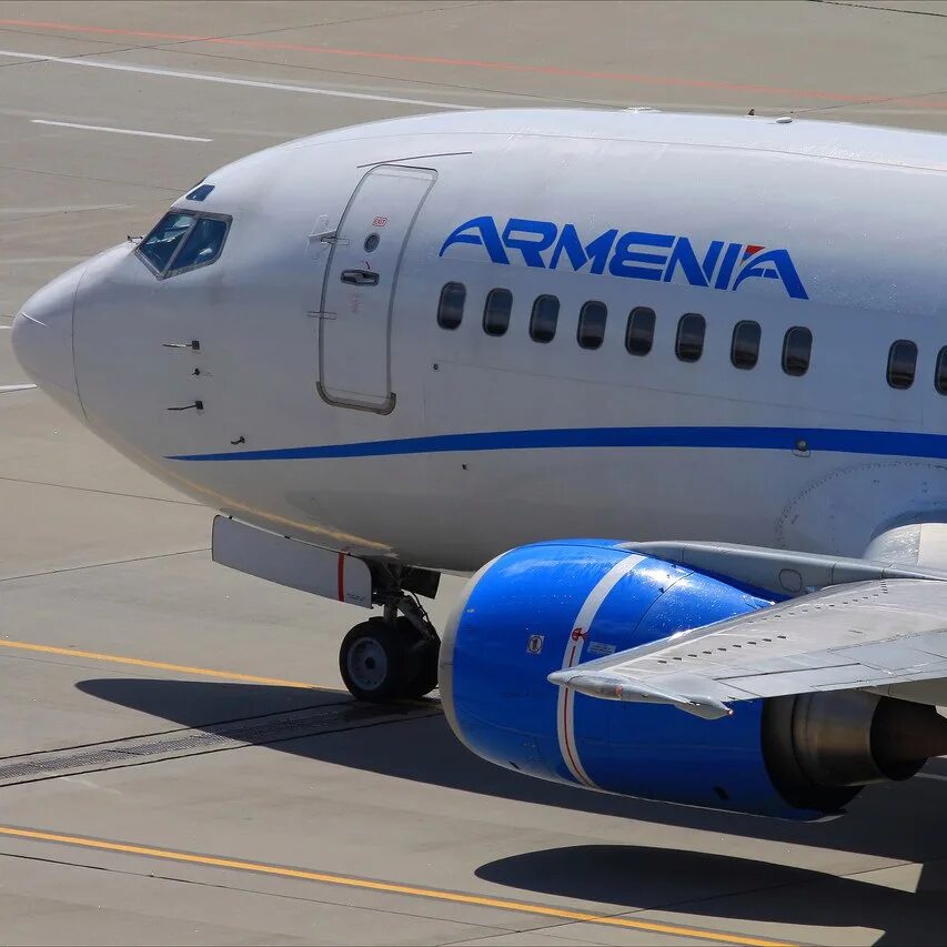 Арм в самолете. Армения Эйрлайнс. Авиакомпания армянские авиалинии. Armenian Airlines самолеты. Ереван с самолета.