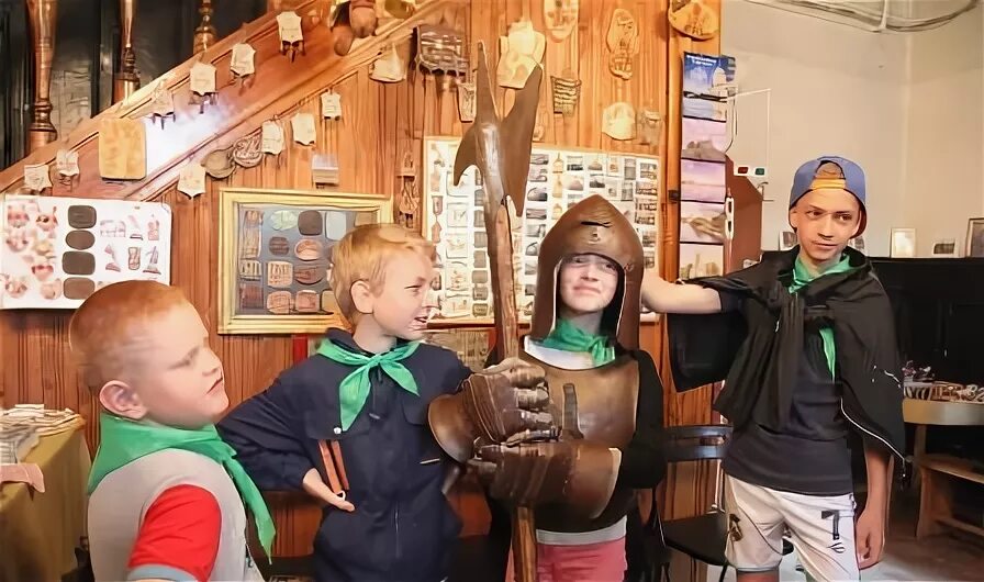 Гид экскурсовод. Экскурсовод выборг. Туристы в выборге. Гид города. Выборг экскурсовод.