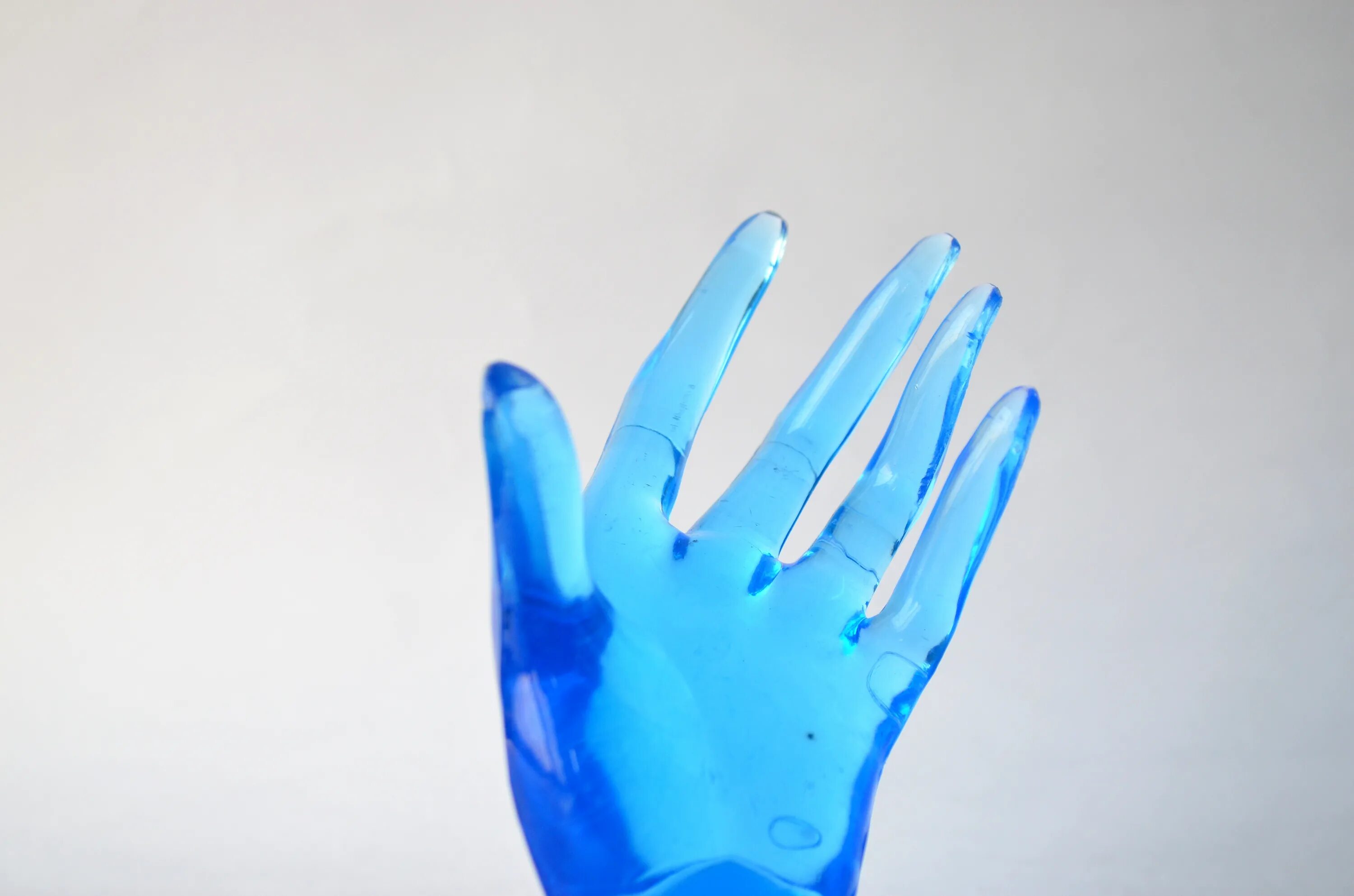 Синяя ладонь. Голубые руки. Синяя рука арт. Рука из стекла.