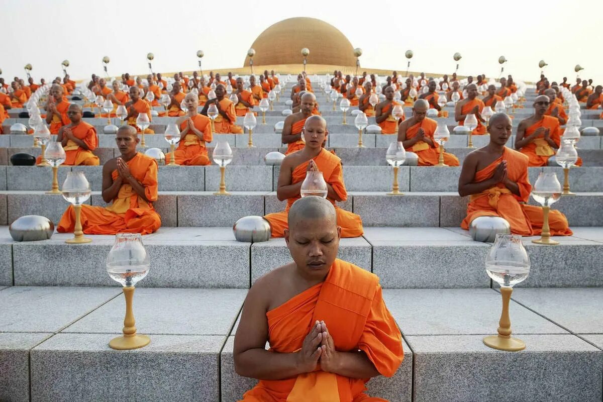 Буддисты. Буддийский монах Тхеравада. Религии буддизм Будда. Тхеравада и махаяна. Религия буддизм махаяна.