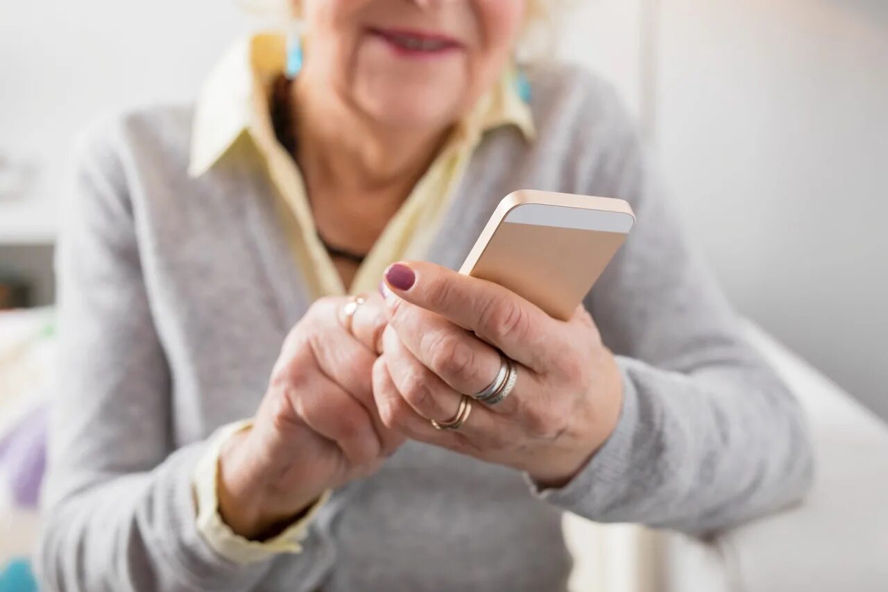 Мобильный интернет для пенсионера. Бабушка со смартфоном. Пенсионерка с телефоном. Бабушка с телефоном в руке. Смартфон для пенсионеров.