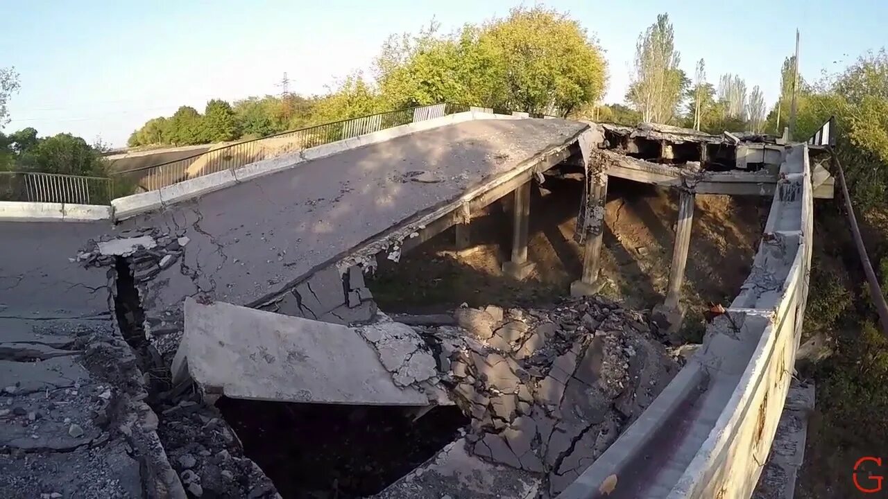 Разрушен ли мост. Взорванный мост мост Навля. Взрыв моста в Купянске. Мост в Чернигове взорван. Генический мост взорвали.