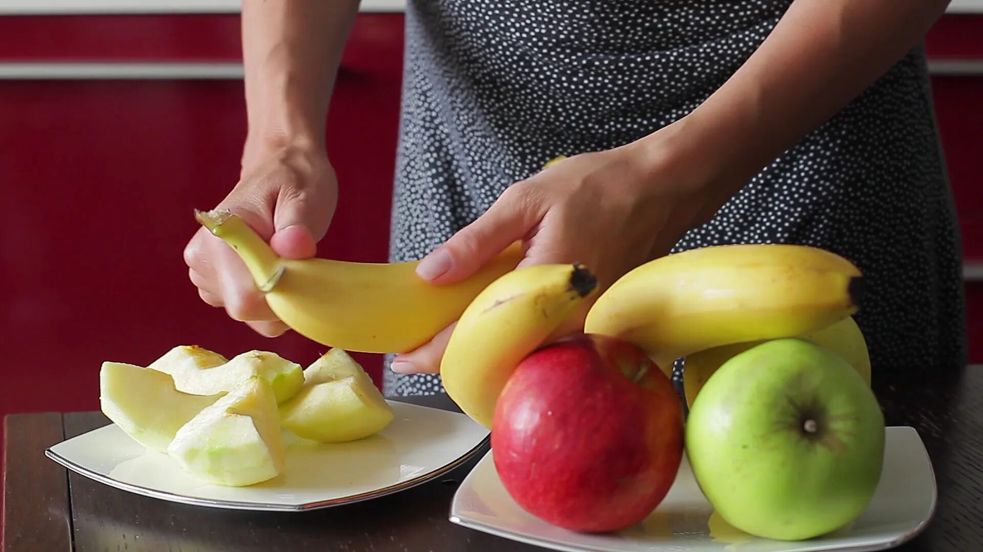 Нужно ли чистить яблоки. Чистка фруктов. Очистка овощей и фруктов от кожуры.. Очищения фрукты. Очистить яблоко от кожуры.