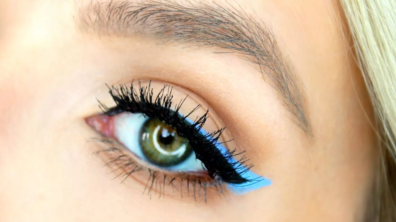 Color eyeliner. Макияж с голубым карандашом для глаз. Moda Pop подводка. Двойная подводка для глаз. Drugstore colored Eyeliner.