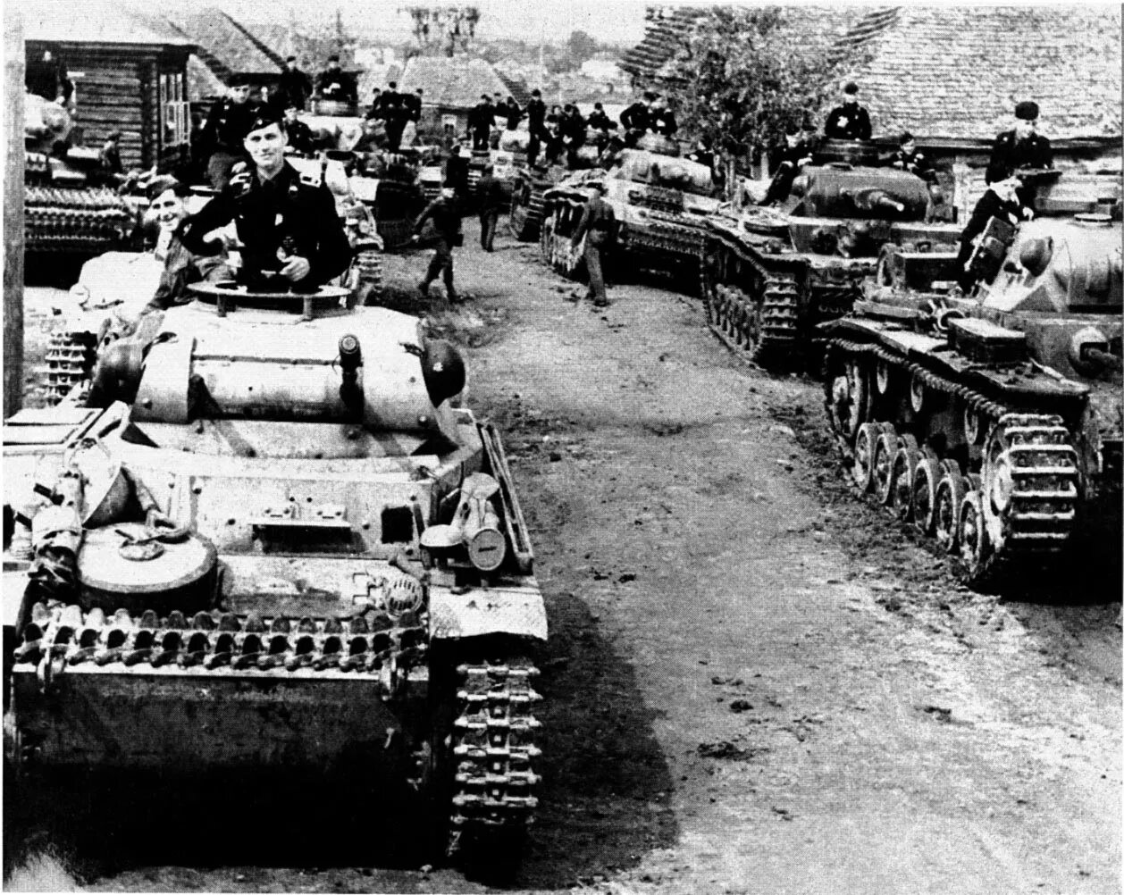 Какие танки были в 1941 году. Колонна немецких танков 1941. Немецкая танковая колонна 1941. Танковые дивизии вермахта 1941. 2 Танковая группа Гудериана 1941.