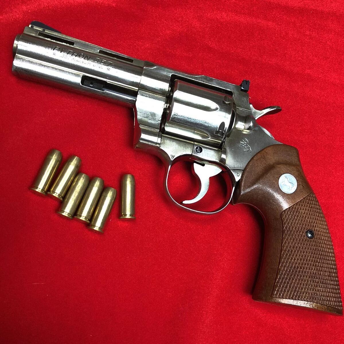 Магнум 357 питон. Револьвер кольт питон. Леворверт. Кольт питон магнум 357. Colt python 357.