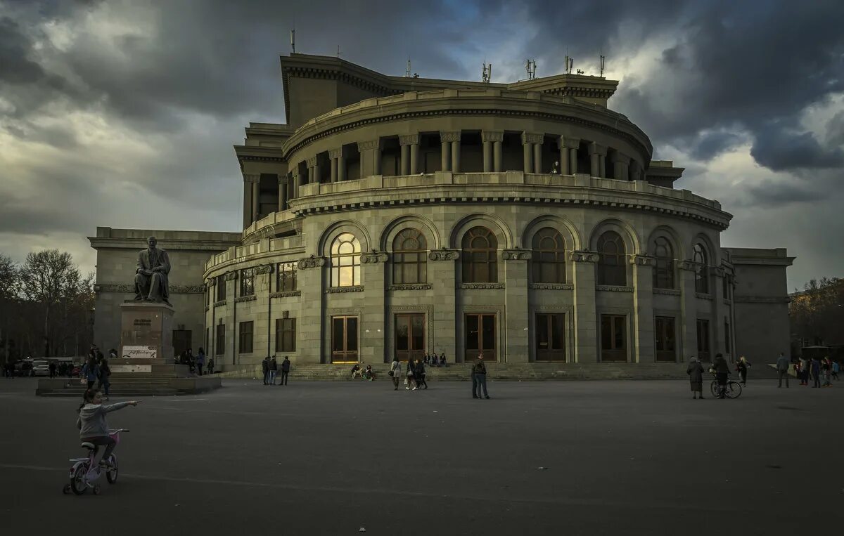 Опера балет ереван. Театр Спендиарова Ереван. Оперный театр Армении. Ереванский оперный театр Ереван. Армянский театр оперы и балета имени а.а. Спендиарова.