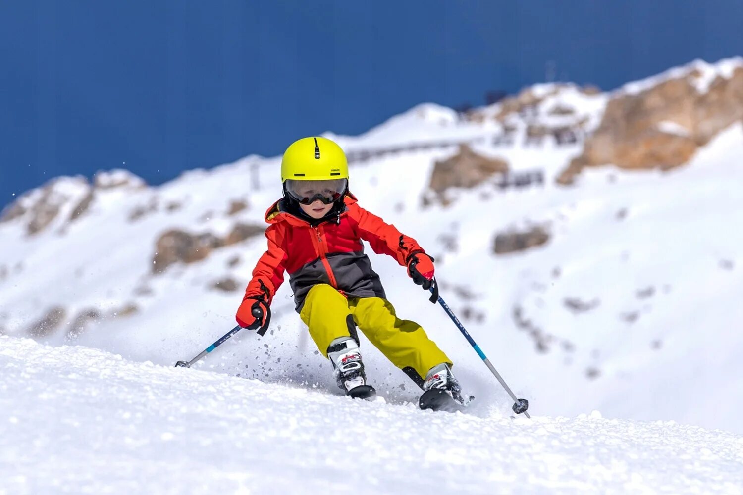 Горные лыжи. Горнолыжный спорт. Дети на горных лыжах. Детский горнолыжный спорт.