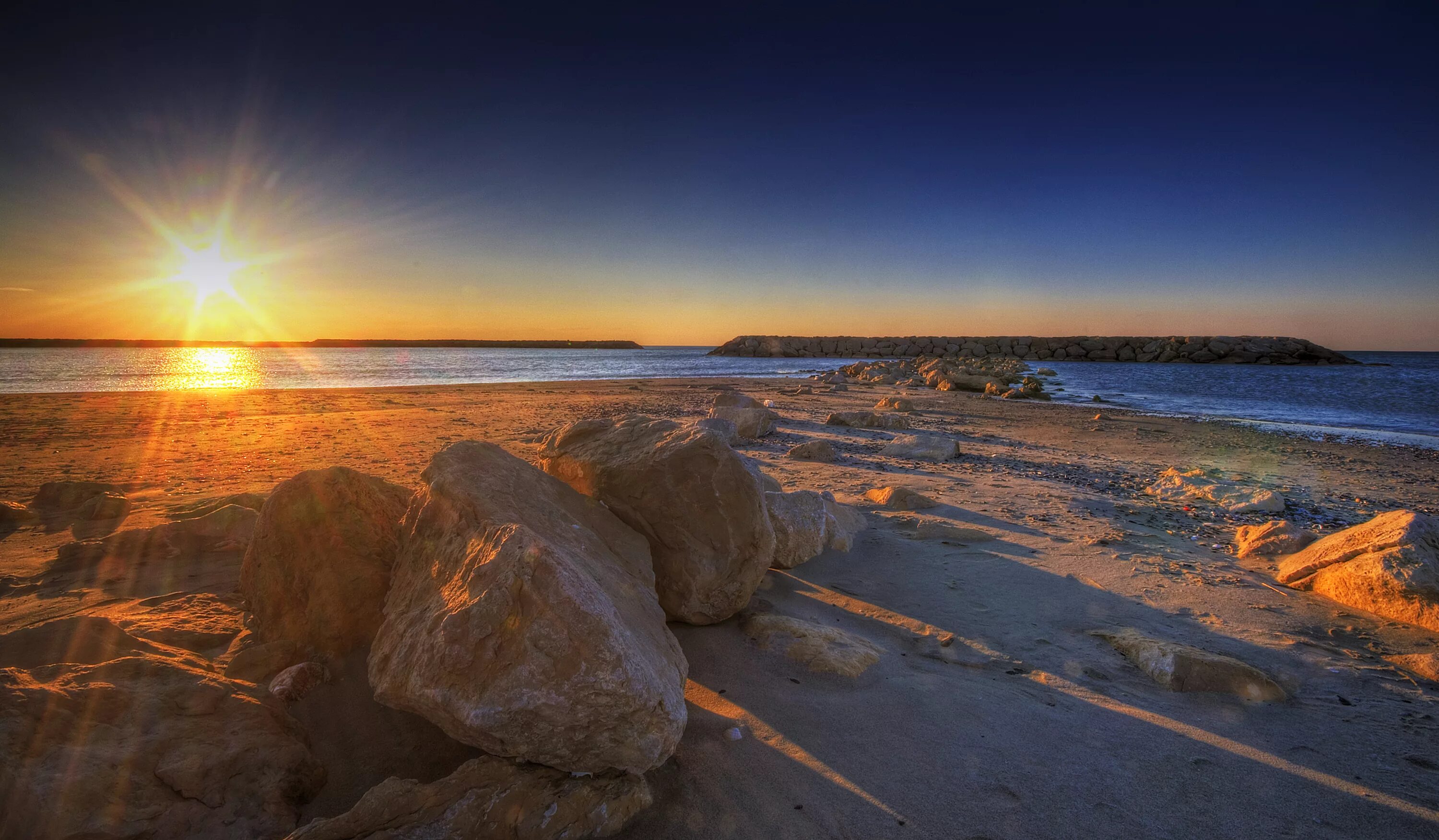 The next morning. Пляж la mer Beach. Рассвет после золотого часа. La mer Beach.