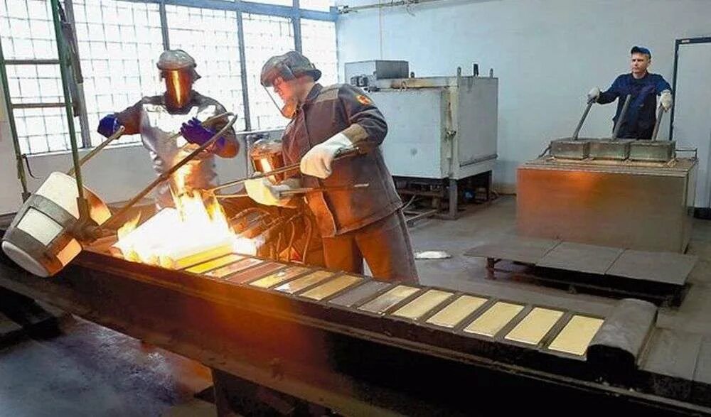Золотой слиток приокский завод. Пзцм касимов. Касимов завод цветных металлов. Новосибирский аффинажный завод слиток золота. Приокский аффинажный завод.