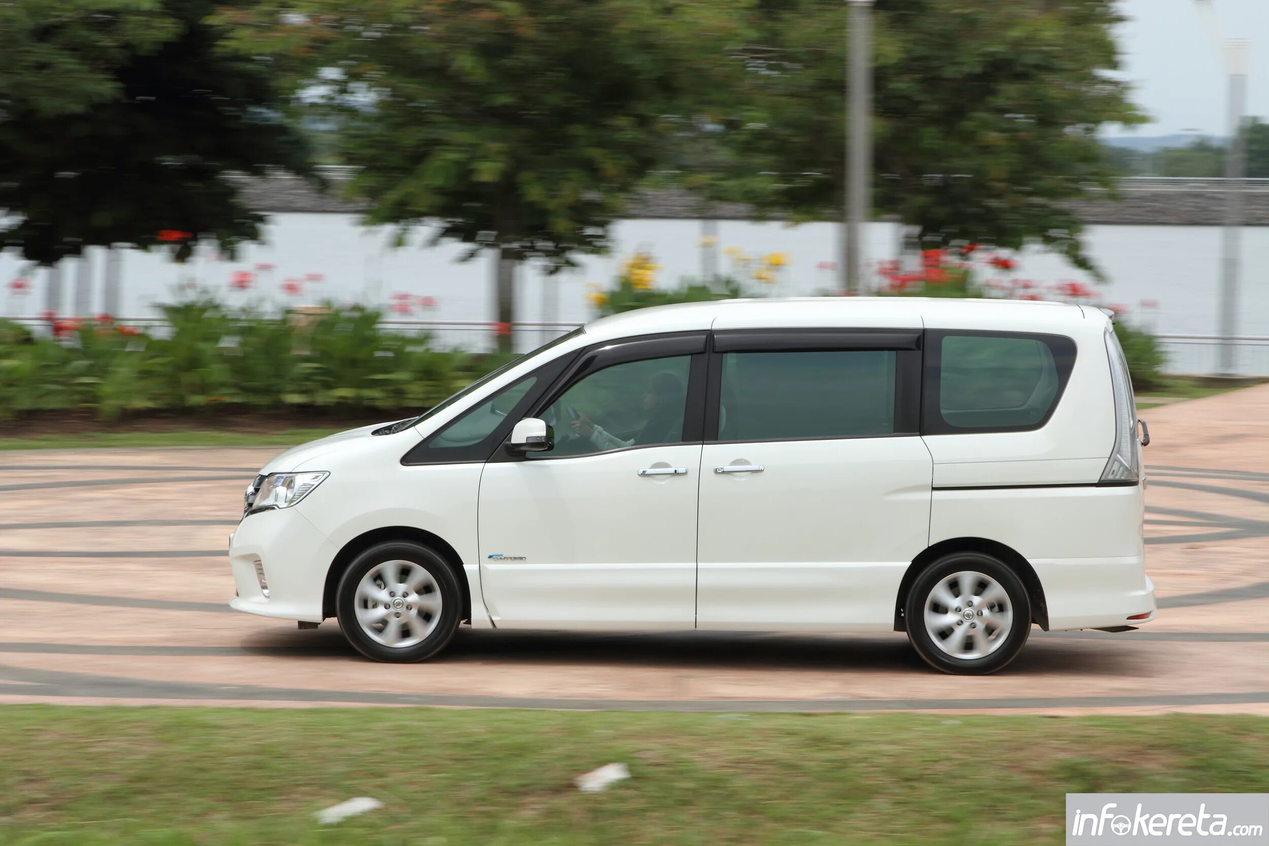 Сирена гибрид. Ниссан Серена гибрид. Nissan Serena Hybrid c26. Ниссан Серена гибрид 2013. Тойота Серена универсал.