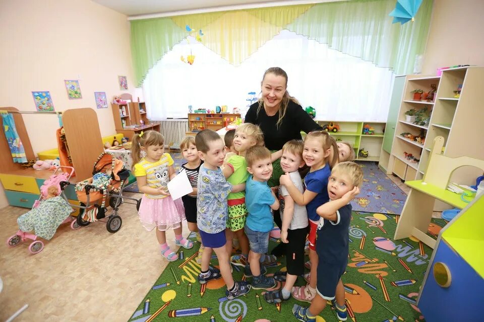 Дети в саду. Водить в детский сад. Дошкольники в детском саду. Детский хоровод в детском саду. Ребенка отводят в садик.