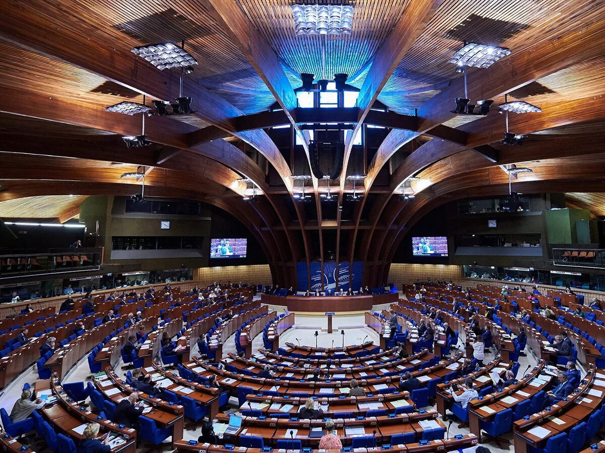 Совет европы оон. Зал заседаний парламентской Ассамблеи совета Европы в Страсбурге. Страсбург штаб совета Европы. Флаг парламентской Ассамблеи совета Европы. Европейский совет.