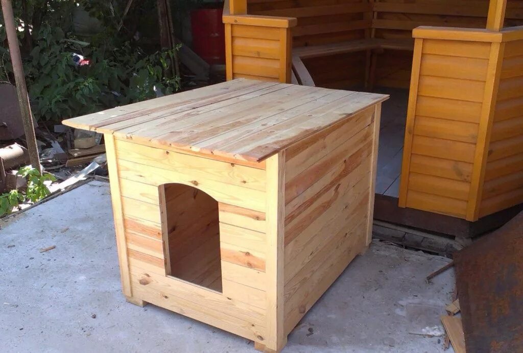 Собачья будка своими руками. Конура для немецкой овчарки. Собака с конурой. Простая будка для собаки. Как сделать будку для собаки из досок.