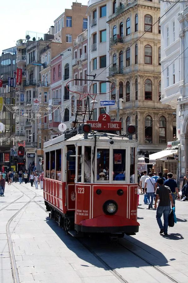 Стамбул русскоговорящий. Босфор Турция Стамбул пешеходная улица. Знаменитая улица в Стамбуле. Прогулочная улица Стамбула. Стамбул люди на улице.