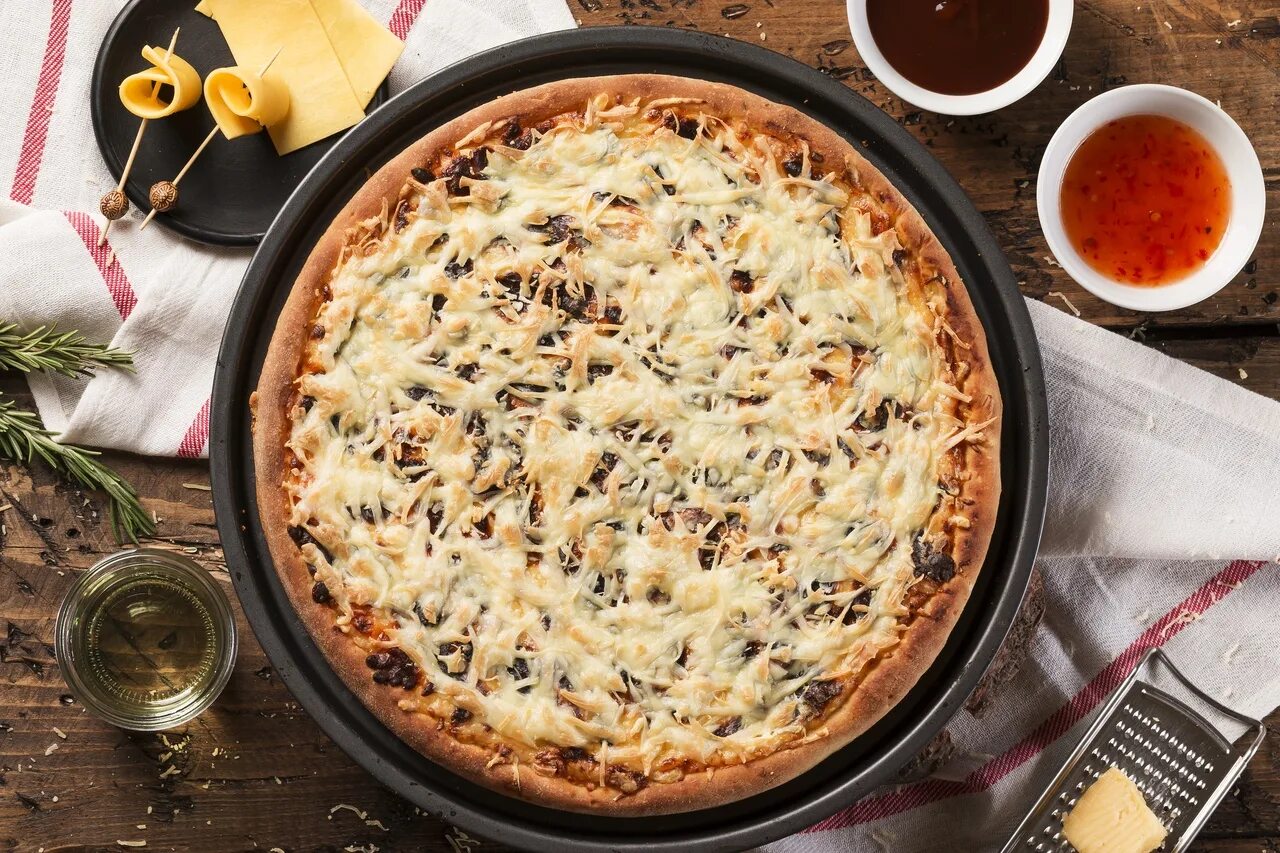 Начинка для пиццы с сыром. Начинка для пиццы. Пицца с лапшой. Начинки пицц 4 сыра. Пицца лапша Капустино.