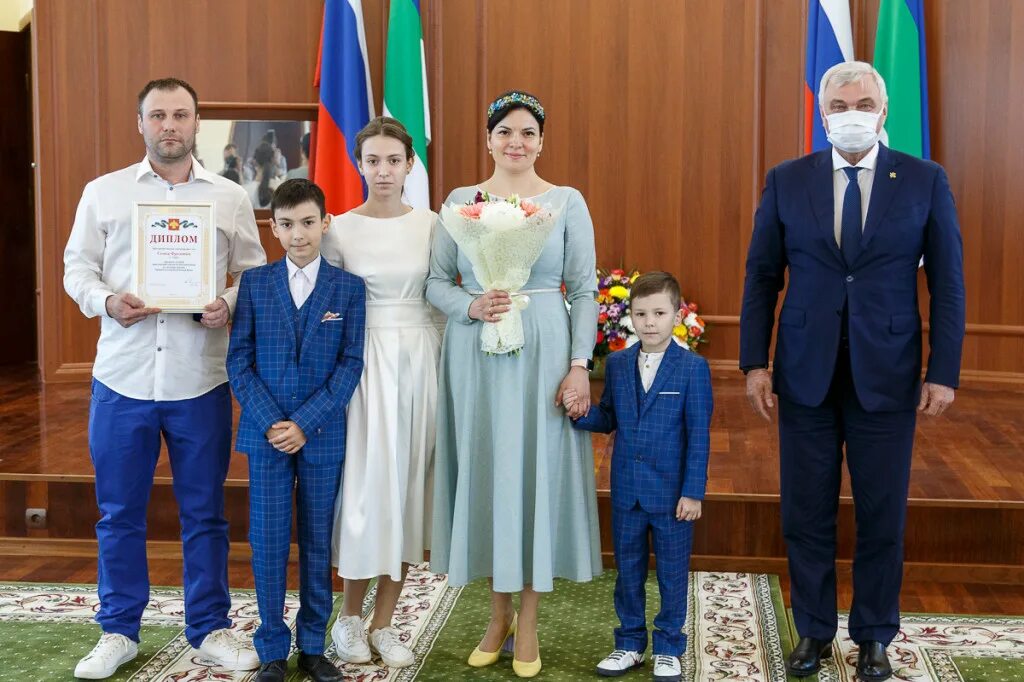 Награждение многодетных. Награждение многодетных семей. «родительская слава республики коми». усс наградил многодетные семьи. награждение многодетных семей в коми.