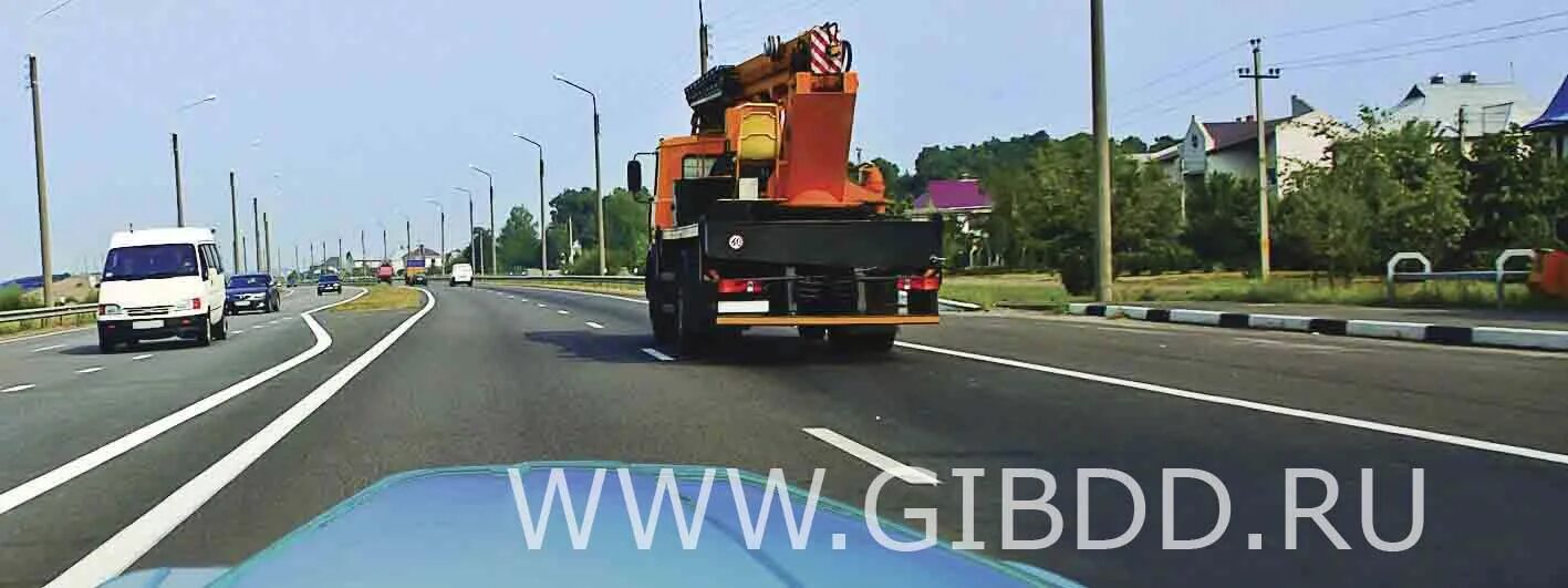 Скорость движения вне населенного пункта. Полосы для движения в населенном пункте. Движение в населенном пункте. Движение по трехполосной дороги в населенных пунктах. В какой полосе можно ехать в городе.