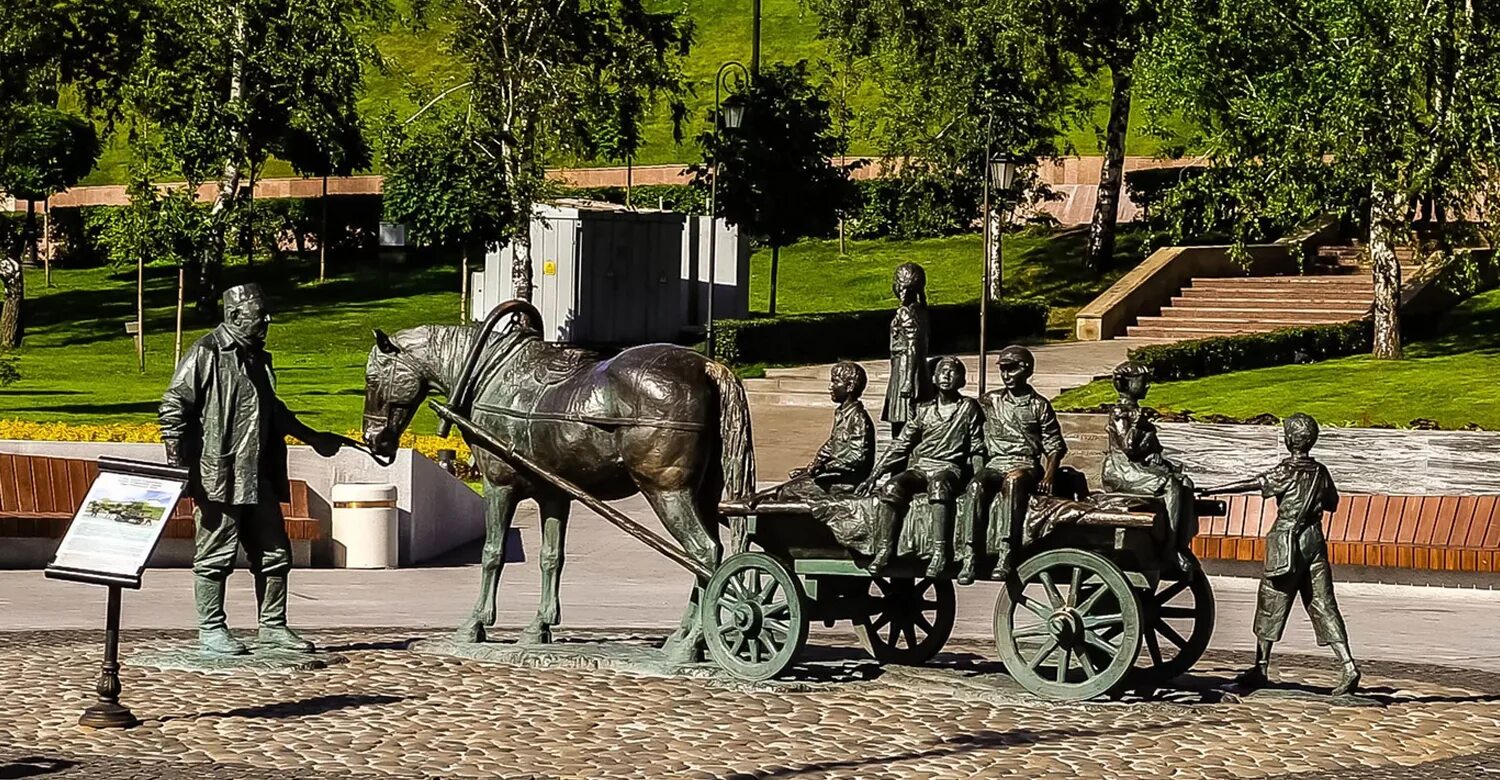 Телеги казань. Памятник благотворителю в Казани. Памятник Казань благотворителю Галимзянову. Асгат Галимзянов памятник в Казани. Памятник благотворителю Асгату Галимзянову.