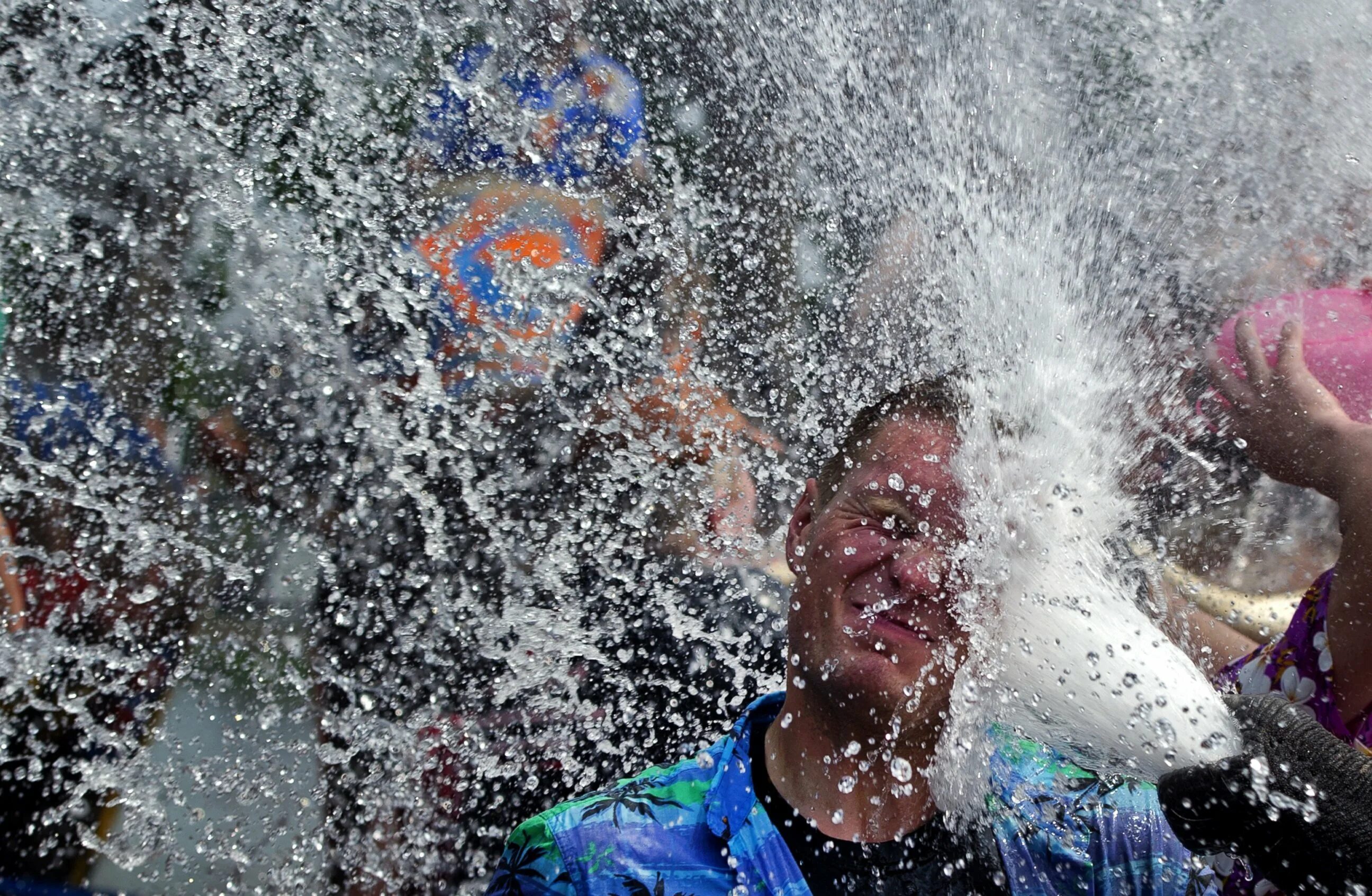 Сонгкран. Сонгкран в Чиангмае. Songkran Water Festival. Новый год в Тайланде обливание водой. Water fights