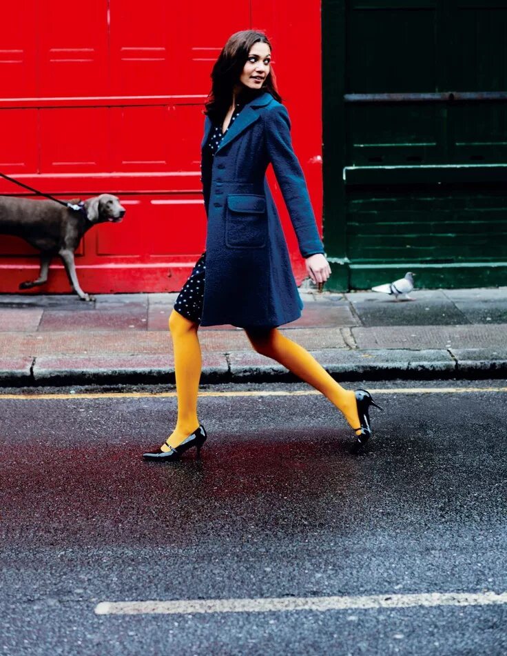 Красные колготки с чем носить 2023. Красное пальто. Красные колготки. Образы с цветными колготками. Образы с цветными колготками.