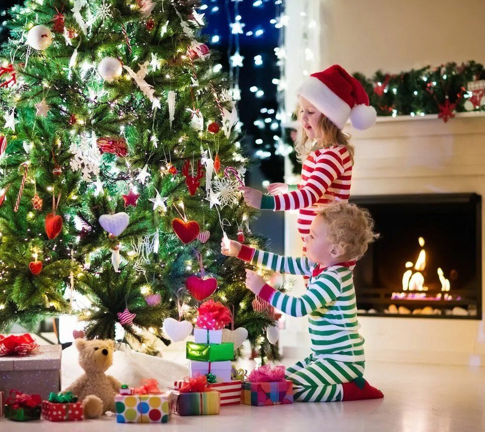 Украсить елку подарками. Елка Новогодняя украшенная. Подарки для елки. Дети наряжают елку. Красивая елка с подарками.