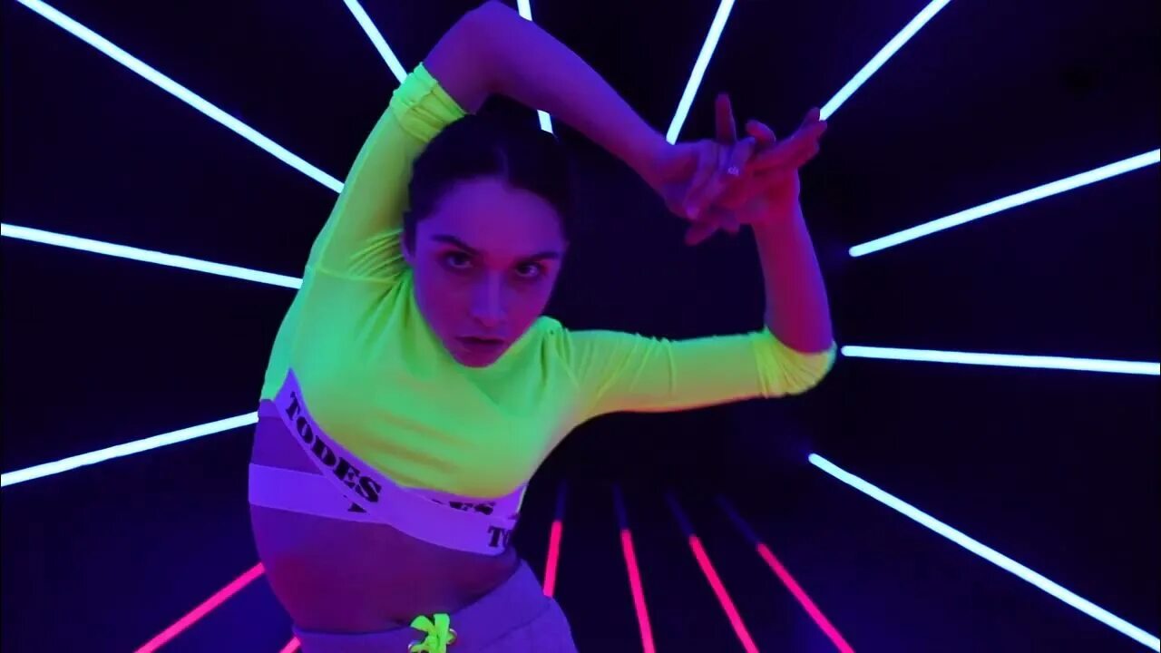 Неоновый образ. Крутые танцы. Световое шоу. Neon dance. Девушка танцует в неоне.